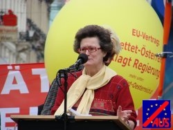Inge Rauscher auf der Demo für eine EU-Volksabstimmung